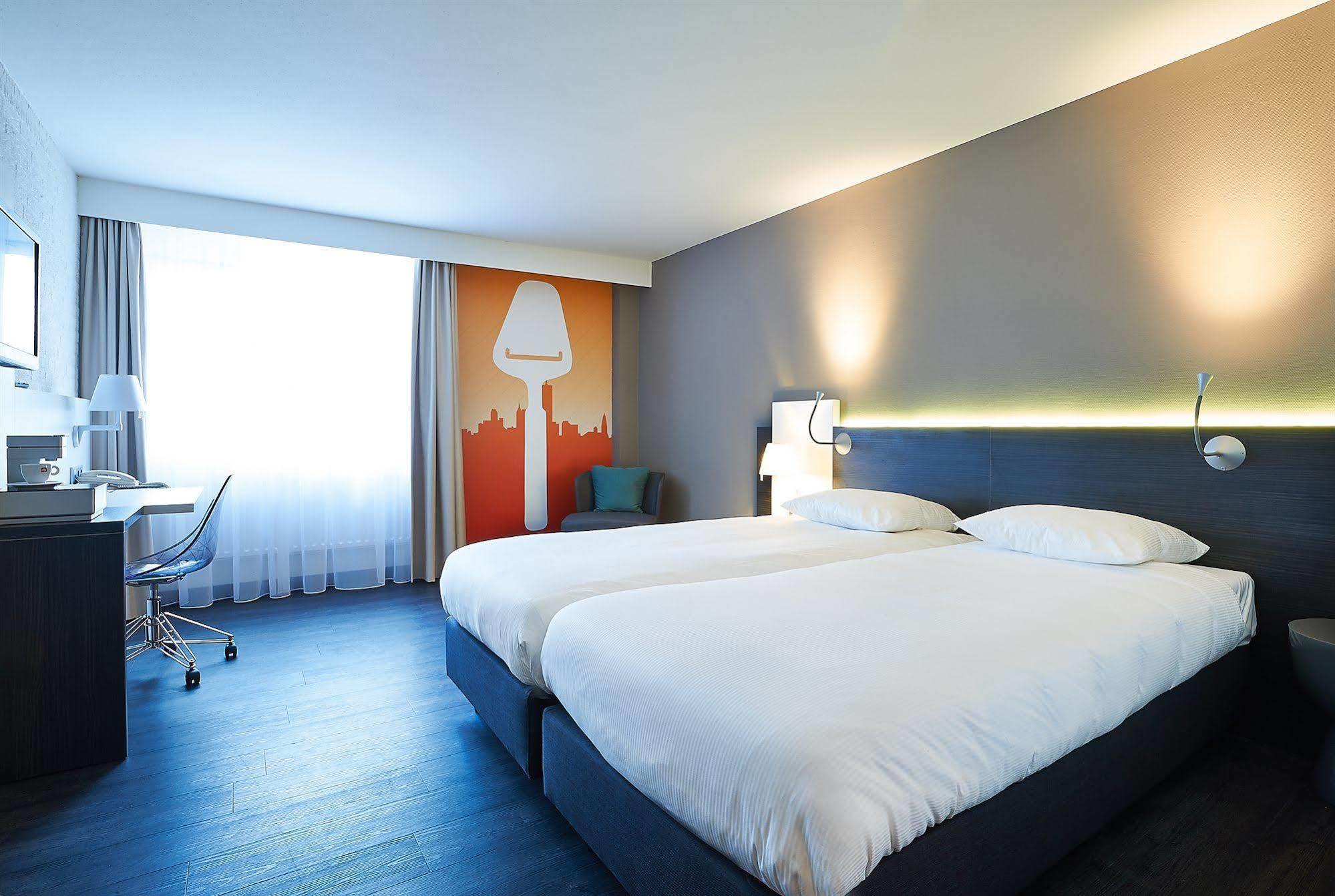 Postillion Hotel Dordrecht Bagian luar foto